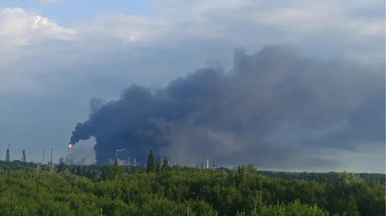 Дрон спричинив пожежу на великому приватному НПЗ у Росії