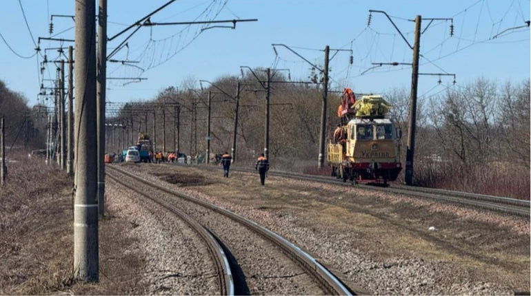 У Кременчуцькому районі на залізничному мосту загорілися електропроводи