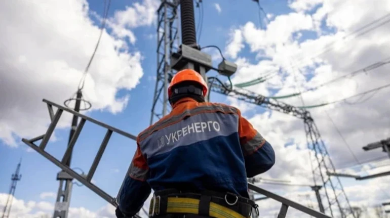 Після атак частина споживачів у трьох областях залишається без електрики