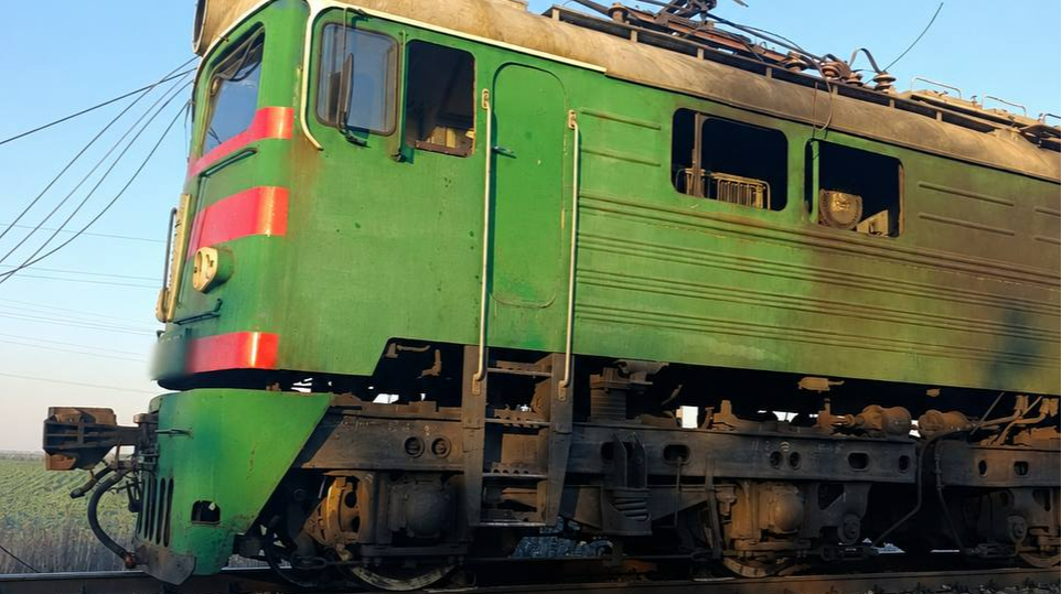 В Днепропетровской области дрон атаковал электровоз, обошлось без пострадавших