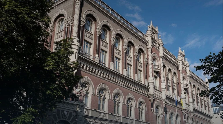 Нацбанк третью неделю подряд продает на межбанке свыше миллиарда долларов