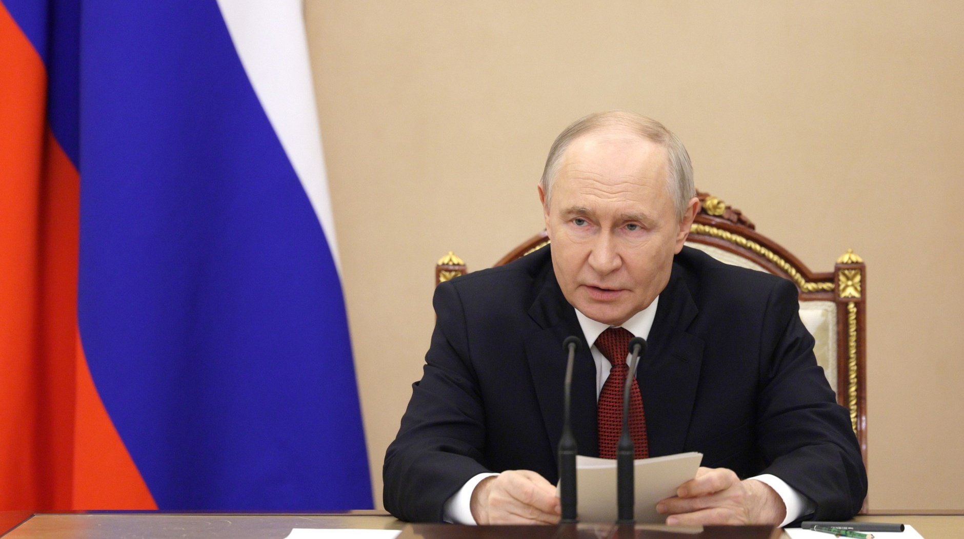 Путин признал перебои с топливом в России на фоне ударов по НПЗ
