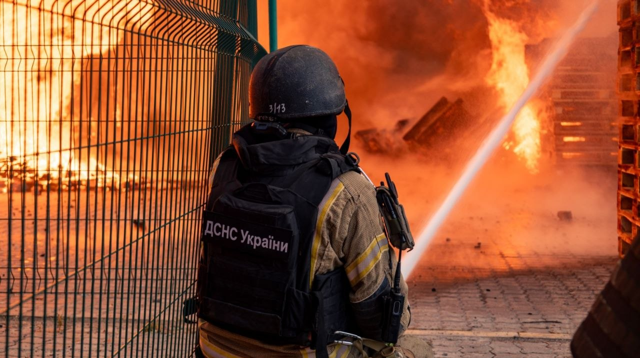 У Харкові після нічного удару під завалами виявили фрагменти тіла людини