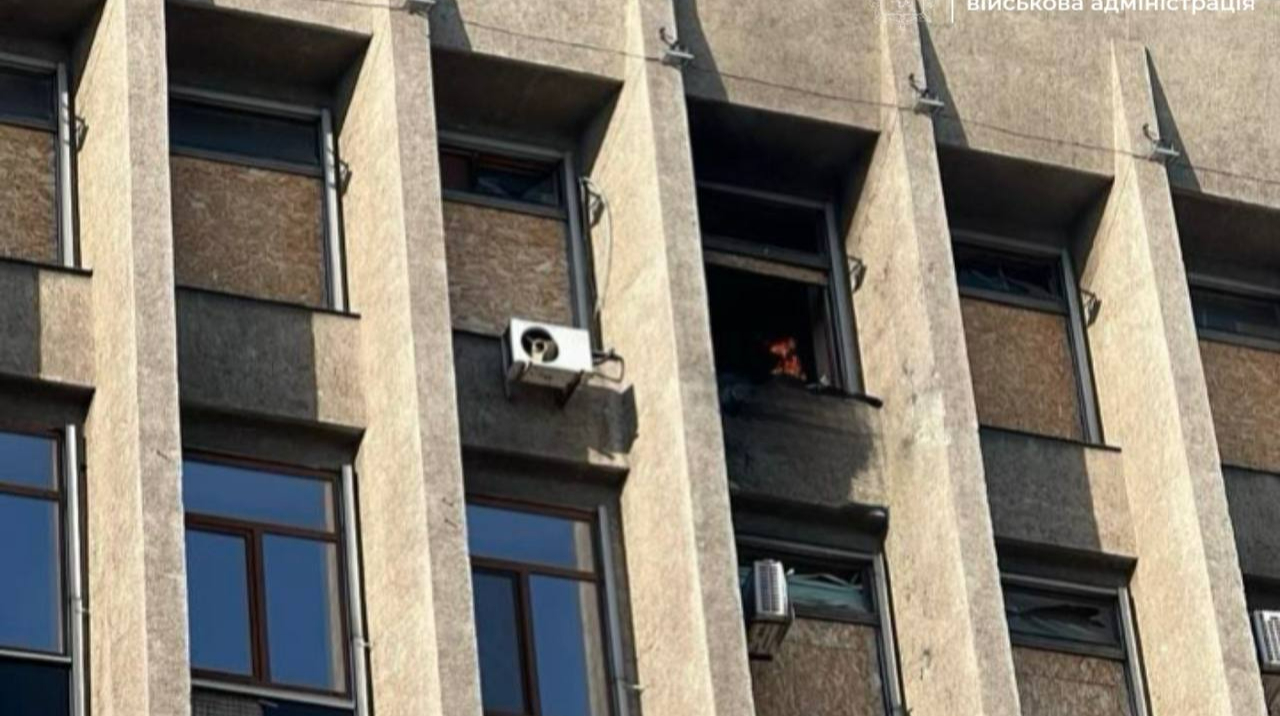 Запорожье второй раз за день оказалось под ударом: атакованы автобус и здание ОВА, есть пострадавшие