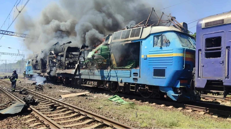 В Запорожской области поезд попал под двойной удар, пассажиров успели эвакуировать