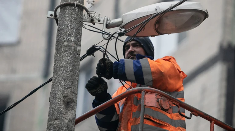 Після атак РФ у семи областях України зафіксували нові відключення світла
