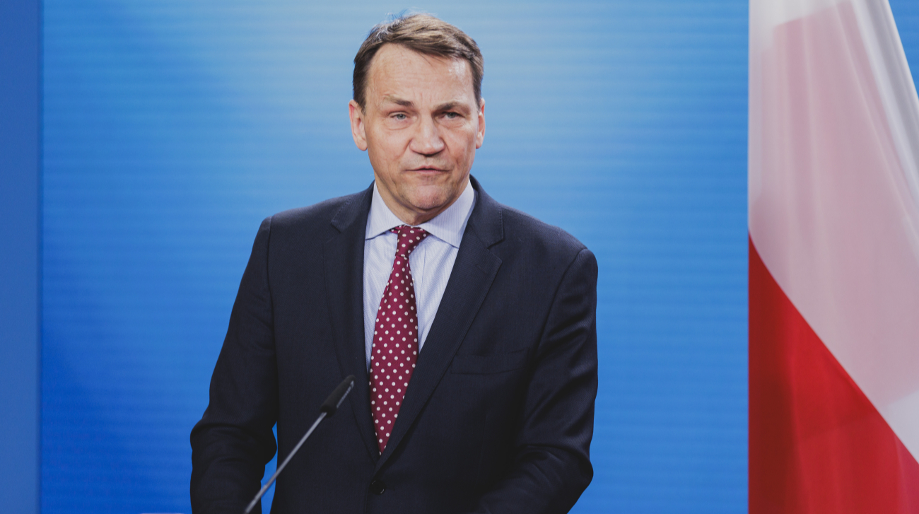 Сикорский призвал союзников активнее помогать Украине в отражении российских ударов
