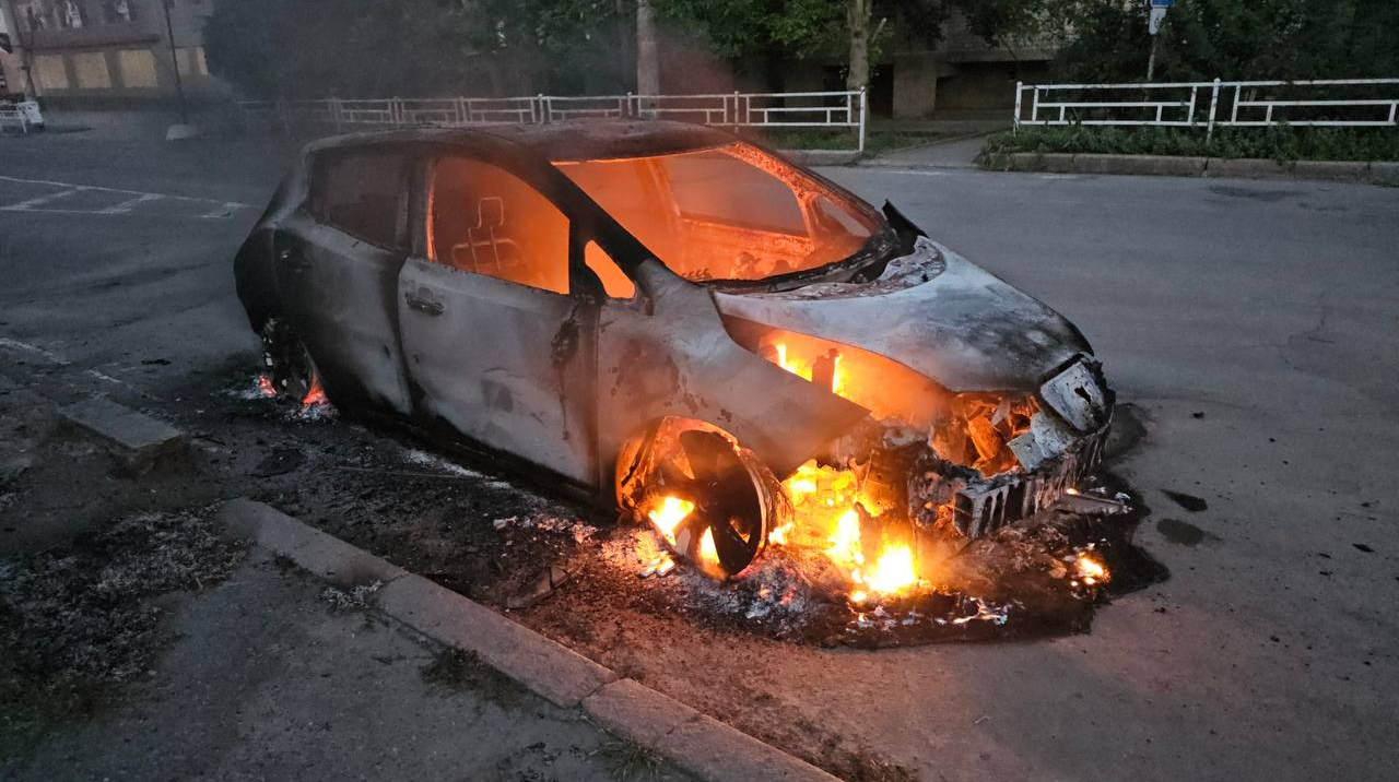 У Херсоні російський дрон атакував автомобіль, двоє людей дістали поранення
