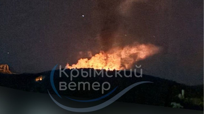 В Крыму снова перекрыли мост, в соцсетях сообщили о взрывах в Ялте