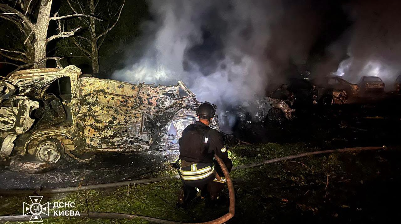 У Києві після нічної атаки горіли склад і автомобілі, постраждалих немає