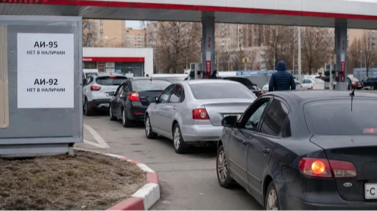 В России начали продавать автозаправки на фоне топливного кризиса