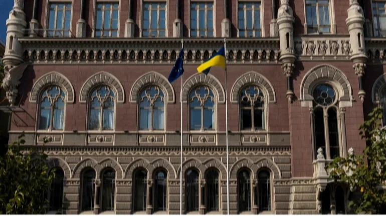 НБУ шостий тиждень поспіль продає на міжбанку понад мільярд доларів
