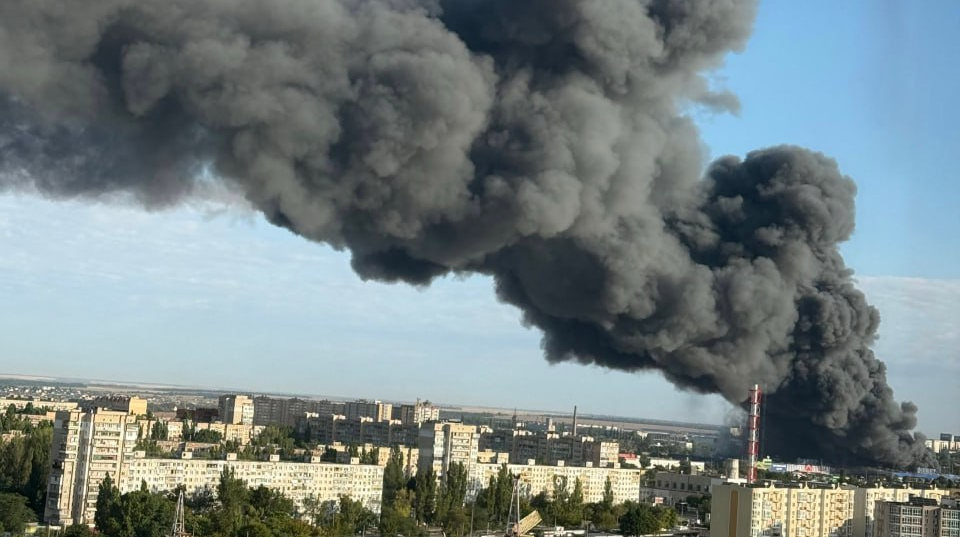 Після російського удару в Одесі загорілися два гіпермаркети «Епіцентр»