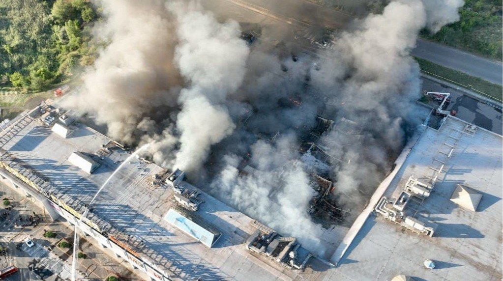 Росія двічі вдарила дронами по торговому центру в Кривому Розі: 16 загиблих і 130 поранених