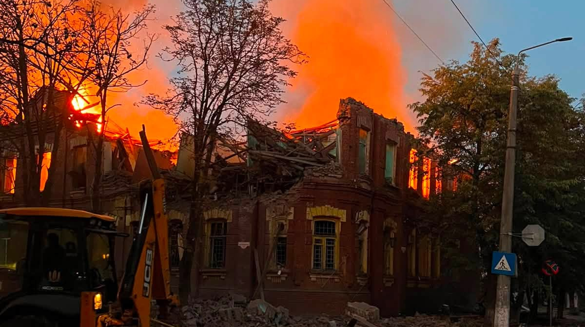 По центру Слов’янська завдали удару: пошкоджено багатоповерхівки, поранено двох