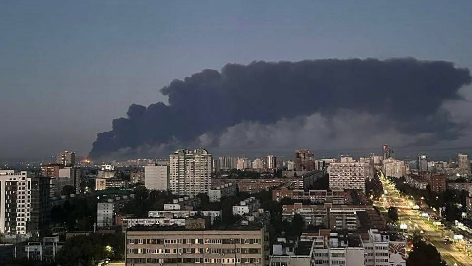 Дрони вночі атакували Куйбишевський НПЗ у Самарській області, на підприємстві спалахнула велика пожежа
