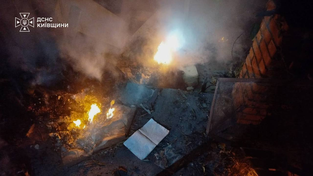 В Киевской области из-за российских атак загорелся склад, пострадали два человека