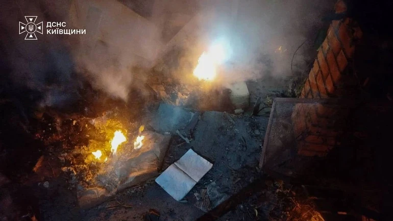 На Київщині після нічних атак загорівся склад, є двоє постраждалих