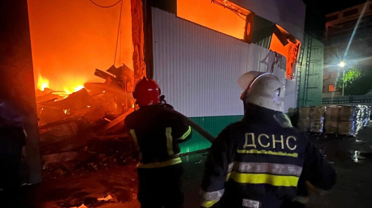 Ночная атака на Киев и область вызвала пожары на предприятии и в гаражах