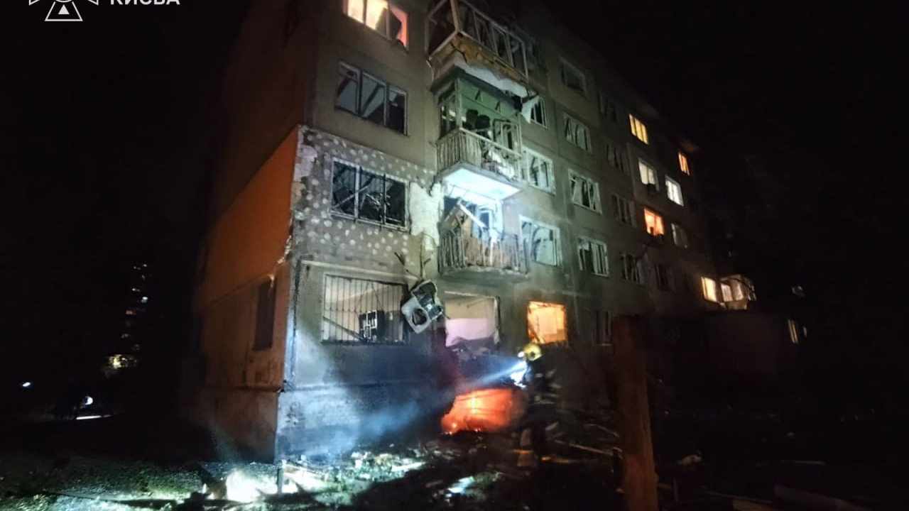 Пожежа, руйнування і 4 поранених: у ДСНС розповіли про наслідки удару РФ по лівому березі Києва