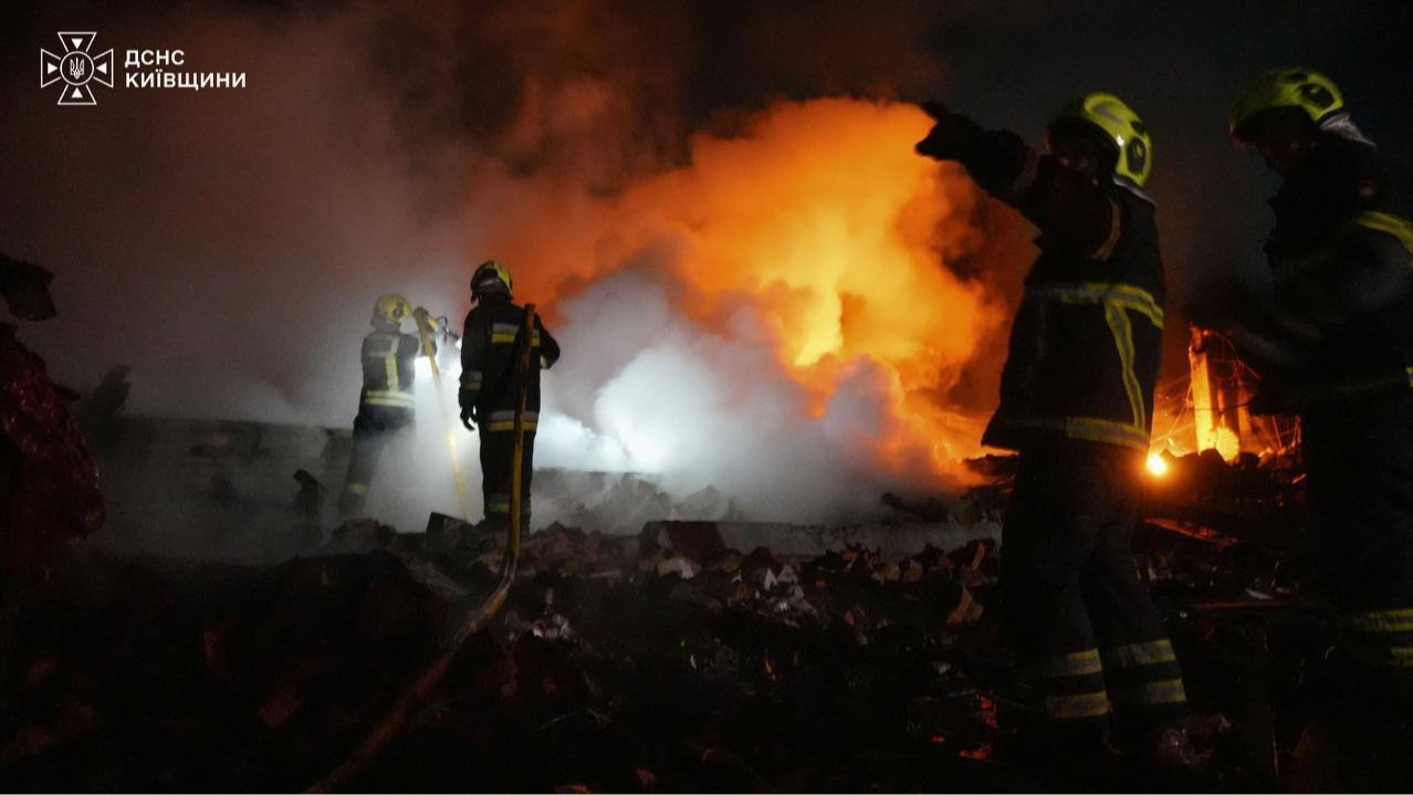 У Київській області після нічного удару зайнялося деревообробне підприємство, пошкоджено склади й житло
