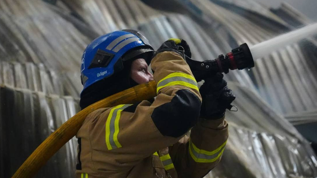 У Києві після ранкової атаки постраждала людина, у двох районах сталися пожежі