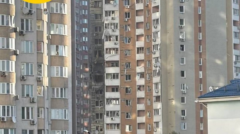 В Киеве российский дрон попал в жилую многоэтажку, возник пожар