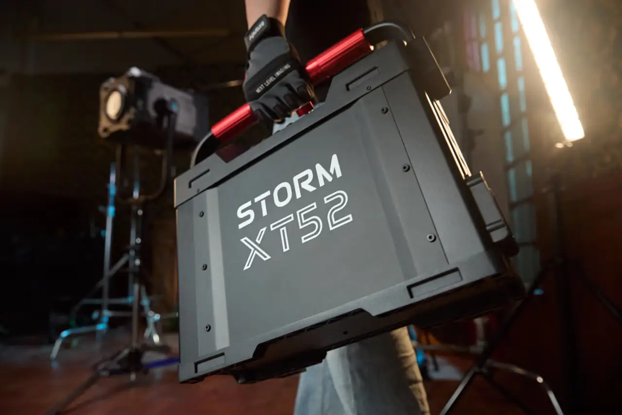 Блок керування Control Box прожектора Aputure STORM XT52 з дисплеєм та роз'ємами живлення