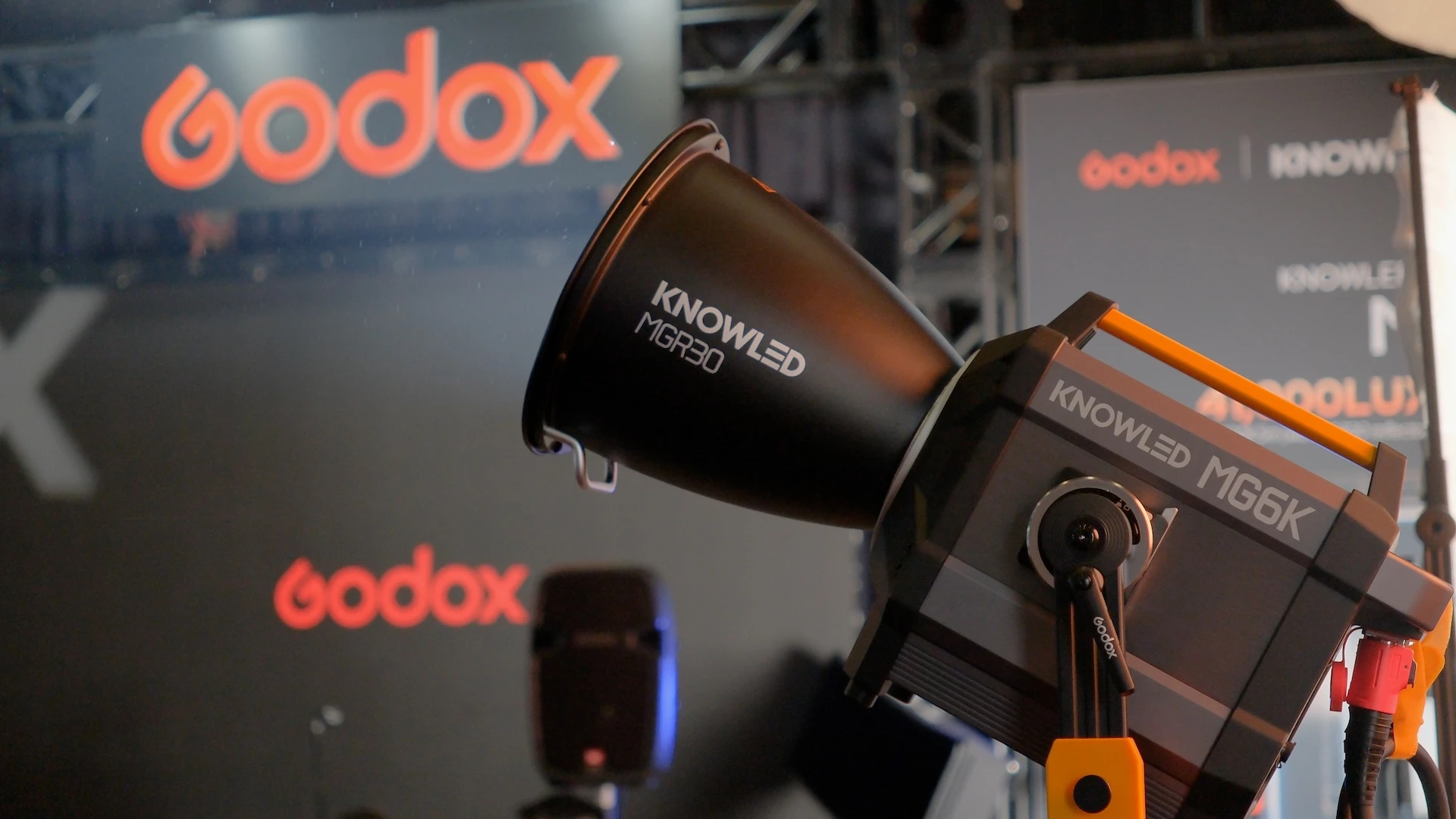 Світлодіодний прожектор Godox Knowled MG6k BiColor з рефлектором MGR30 на знімальному майданчику