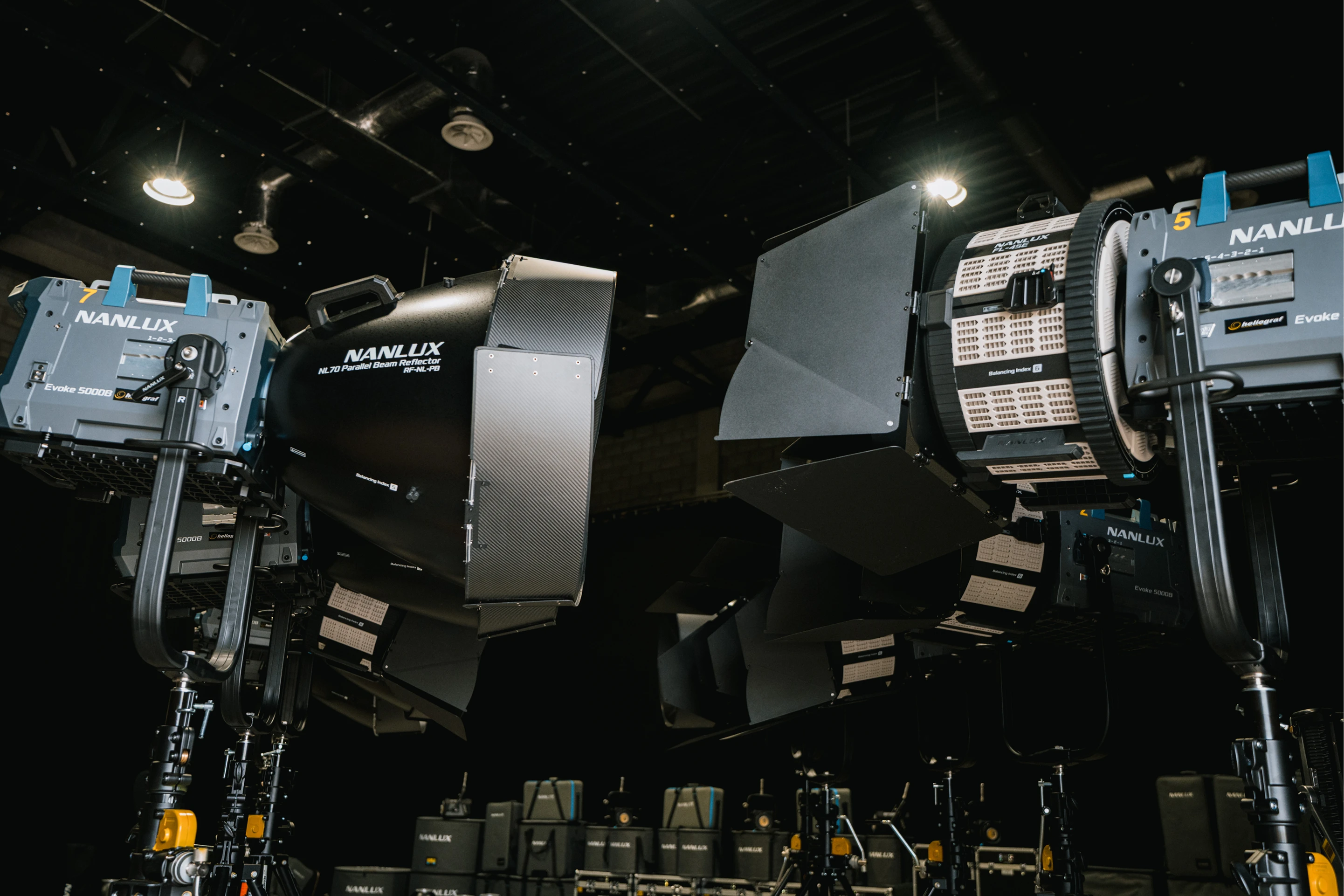 Потужний світлодіодний моноблок Nanlux Evoke 5000B All-in-One на механізованій стійці