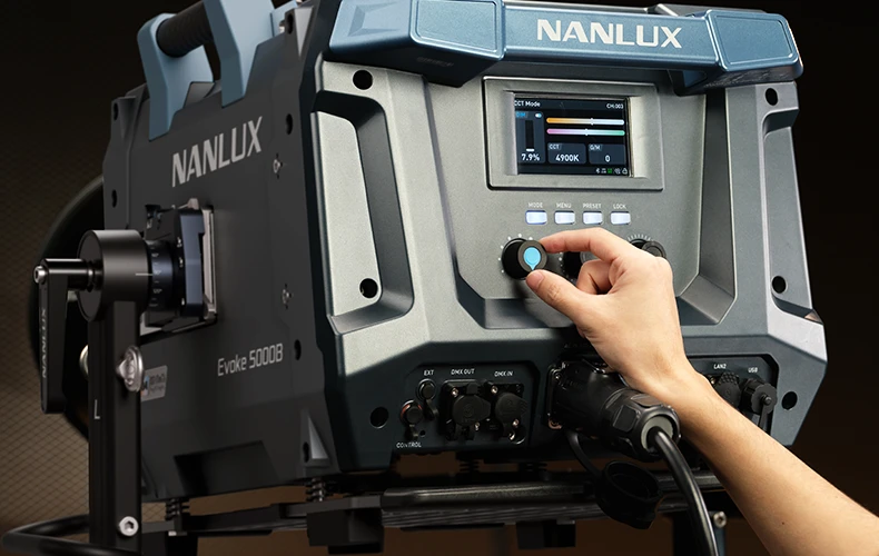 Задня панель з кнопками керування та дисплеєм моноблока Nanlux Evoke 5000B